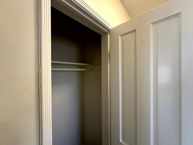 Building Photo - MOVE-IN SPECIAL 2 WEEKS FREE RENT!!!! - Lovely Cozy & Spacious renovated upper level 1 Bedroom / ...