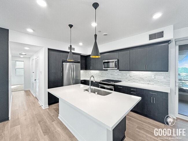 Building Photo - Beautiful 3BD/3BA w/ A/C, In-Unit Laundry, and Attached Garage in Mission Valley!