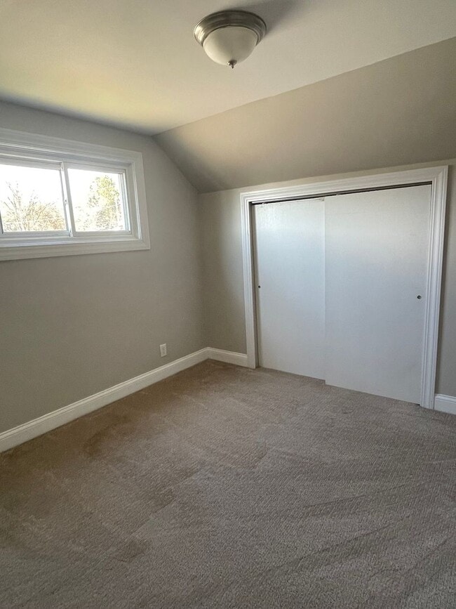 Building Photo - 4 bedroom 1 bath house