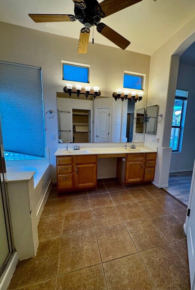 Building Photo - FOR RENT