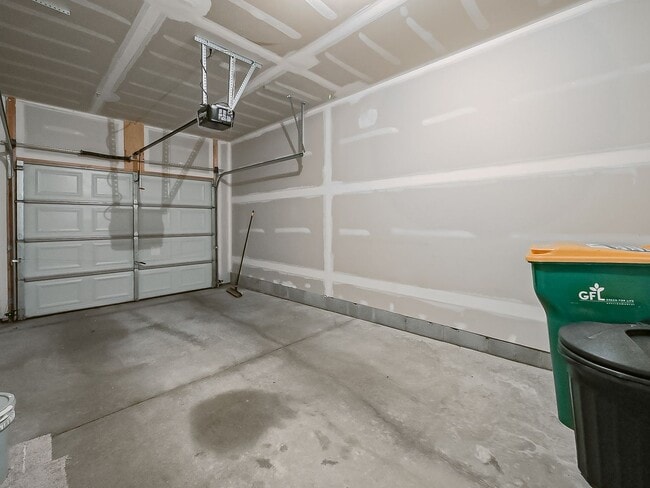 Building Photo - AVAILABLE NOW! Charming 2-Bed Home in the Heart of Wixom