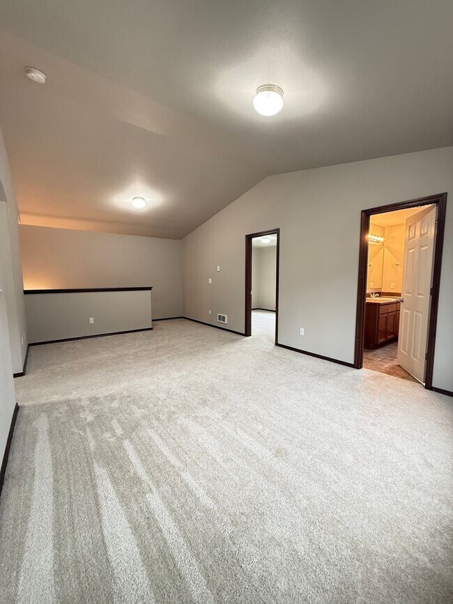 Building Photo - Modern 3BR/2.5BTH Home For Rent in Prime Marysville Location
