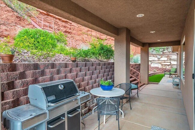 Building Photo - Single Level 3 Bedroom Home with Red Rock ...