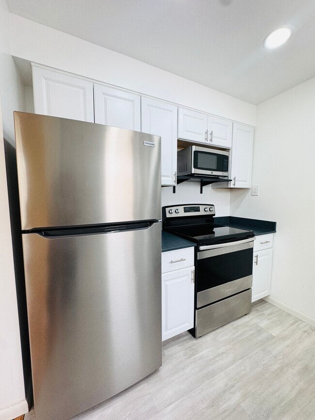 Kitchen - 6101 Dryden Ave