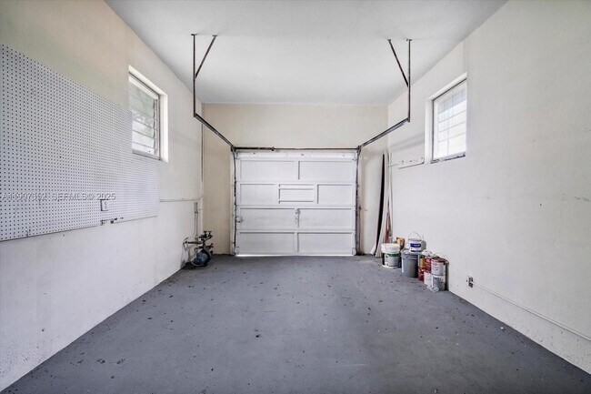 Building Photo - 1060 NE 166th St