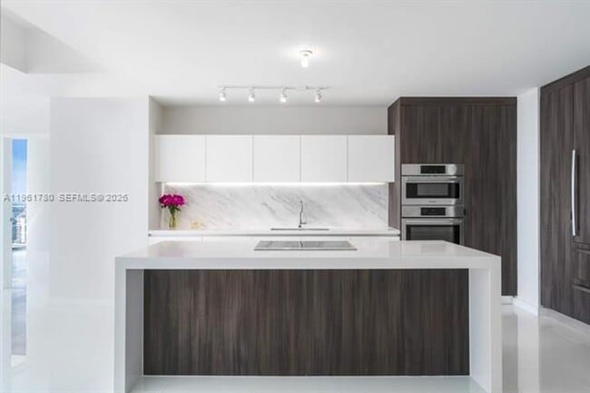 Building Photo - 851 NE 1st Ave