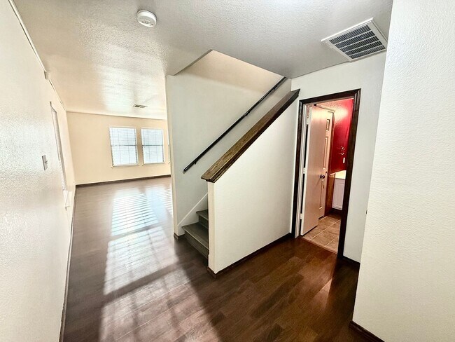 Building Photo - Spacious Inside & Out!