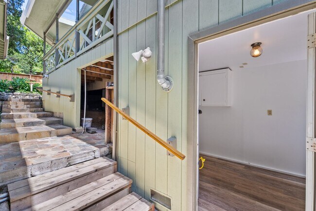 Building Photo - 475 Riverview Dr