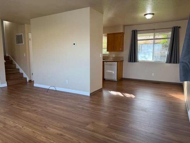 Building Photo - 806-808 W 6th Ave