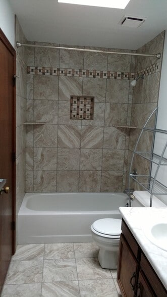 Upstairs full bath - 6220 Pemberton Way