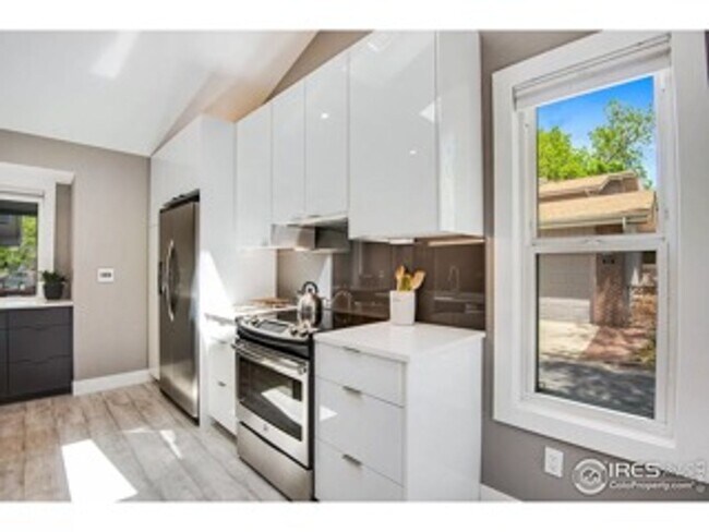 Building Photo - Recently Renovated and Updated 5 BR Townho...