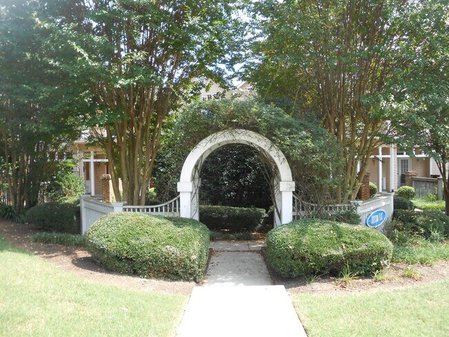 Building Photo - Beautifully Updated Townhome in Prime Carrboro Location – Walk to Downtown & Weaver Street Market