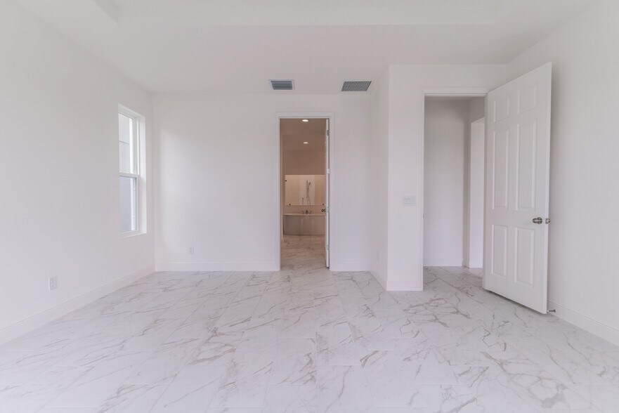 Building Photo - 5018 Down Ct