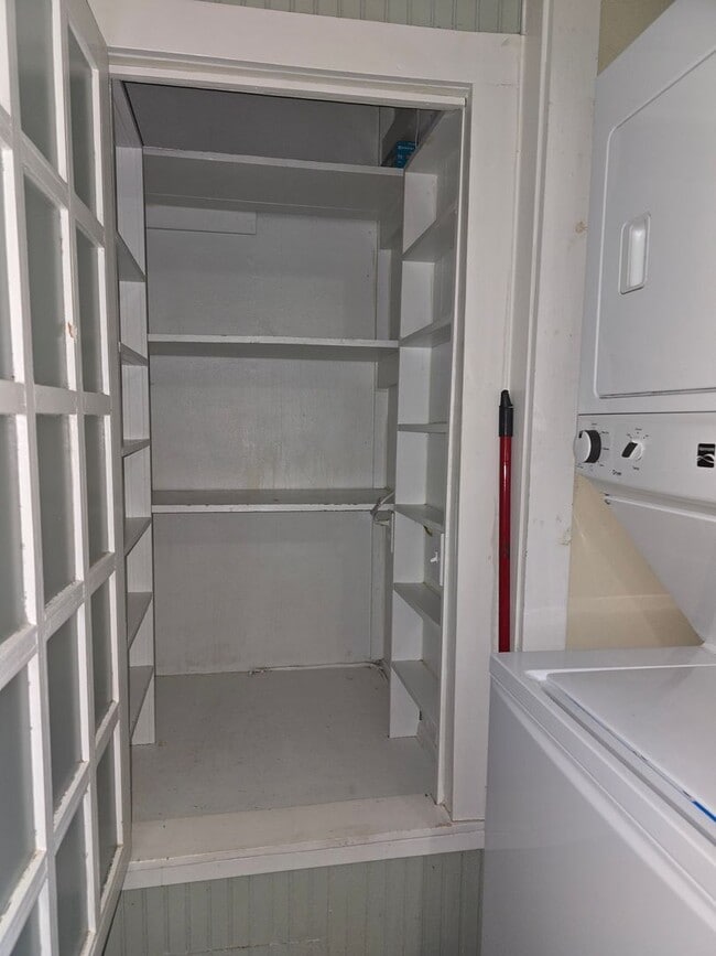 Building Photo - Big Tree Charmer 2 bed 1 bath.