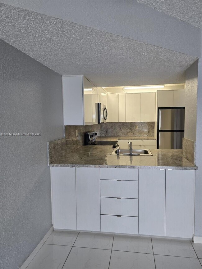 Building Photo - 210 W 68th St