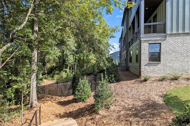 Building Photo - 205 Firefly Cir