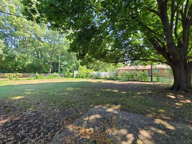 Building Photo - Spacious 4-Bed, 1.5-Bath Home in Benton Ha...