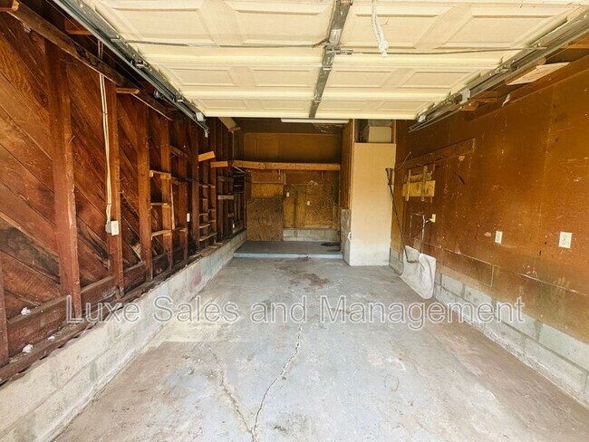 Building Photo - 3228 S Clegern St