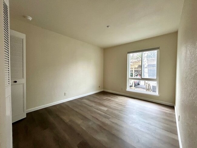 Building Photo - Beautiful Downstairs 2 Bedroom Condo Located In Gated Community Pool + Lake Access!