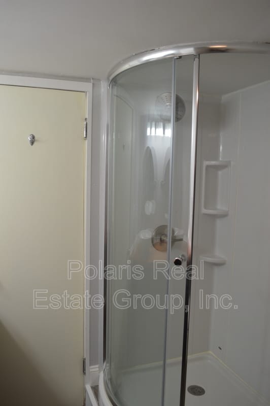 Building Photo - 6057 Rosslyn Ave