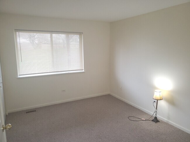 Building Photo - 923 Huntington Dr