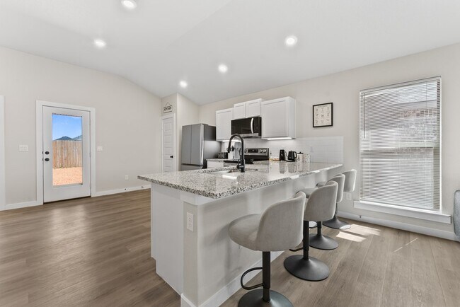 Building Photo - 401 Farmstead Ln