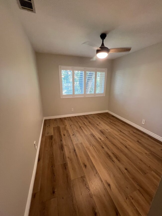 Building Photo - Lovely West Side Ventura Condo
