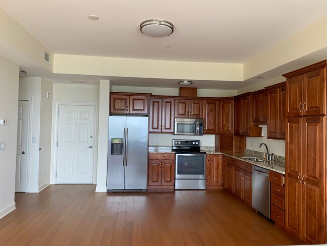 Building Photo - 540 S Lakeshore Blvd