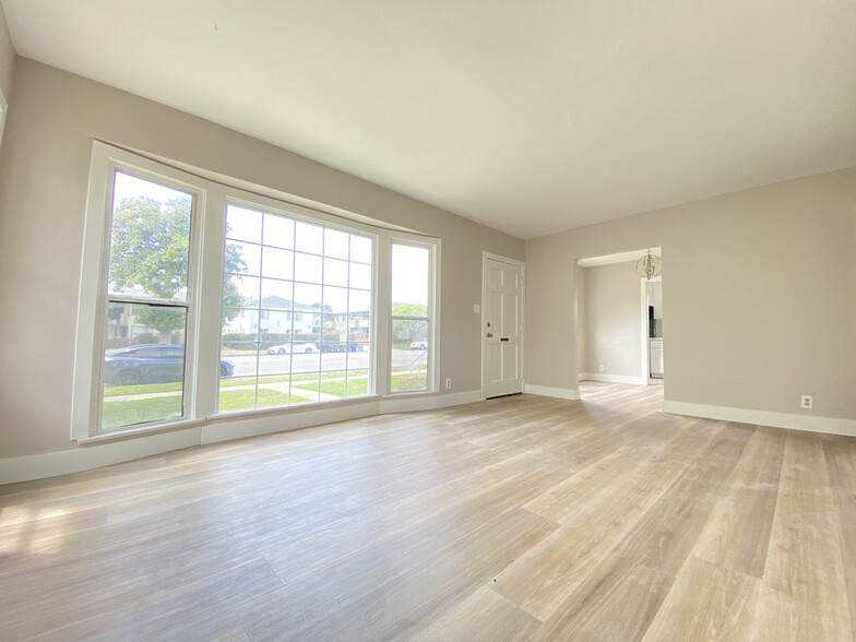 Wall to wall window in Living room - 2620 S Barrington Ave