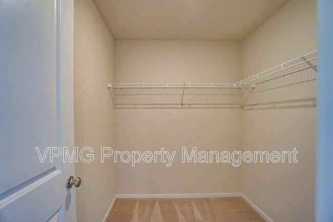 Building Photo - 2620 NE 117th Pl