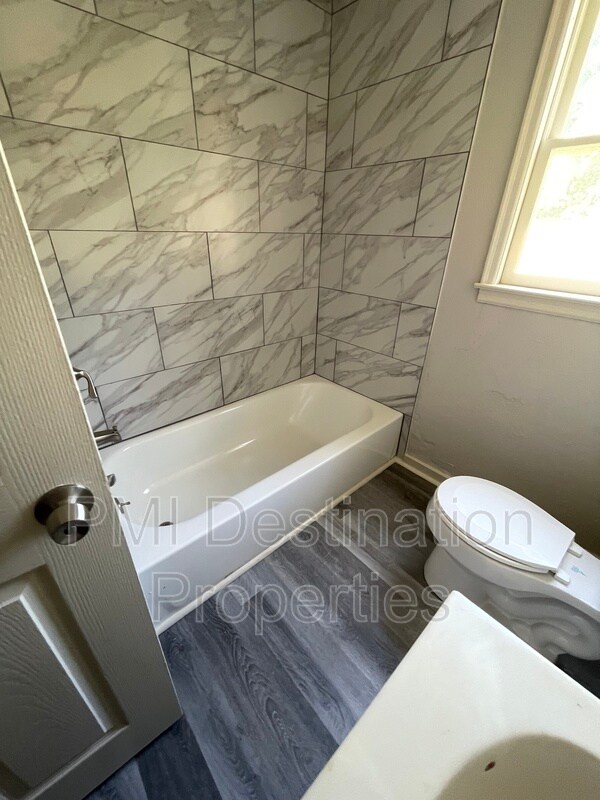 Building Photo - 5528 Parkview Ave