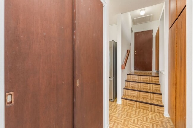 Building Photo - Mariner's Ridge SPACIOUS 4 bedroom, 3.5 ba...