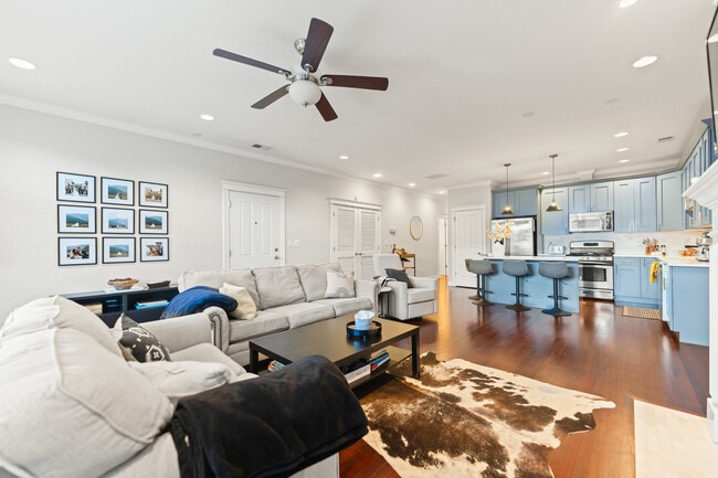 Building Photo - 3056 N Clybourn Ave