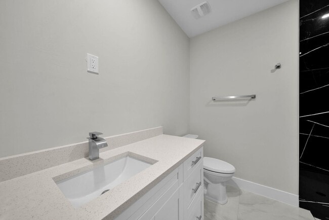 Building Photo - 462 Lampion Ave S