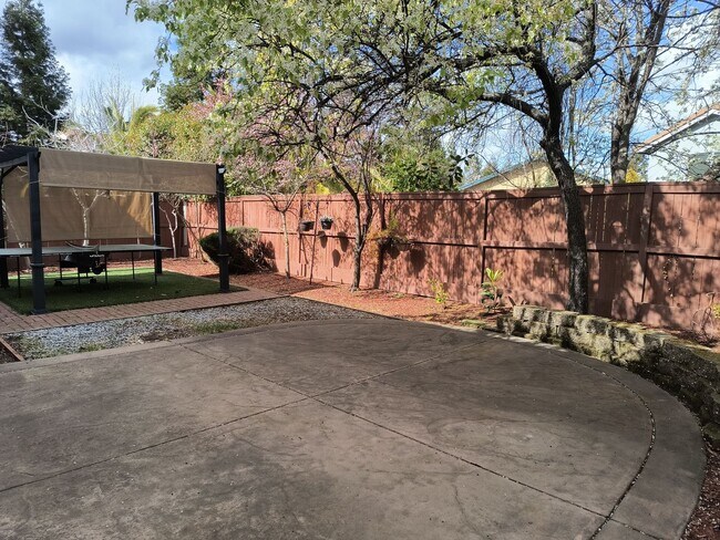 Building Photo - 4 Bedroom 3 Bathroom In Rocklin!