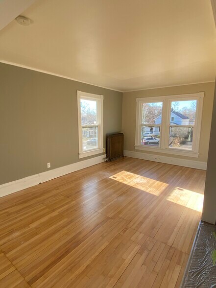 Living room - 232 Hewitt W Ave
