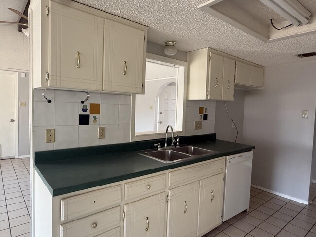 Building Photo - 108 Fiesta Dr