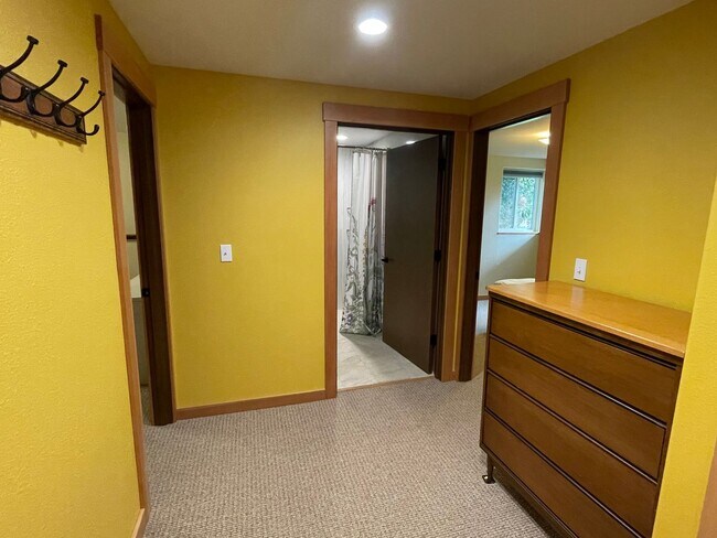 Building Photo - Lovely Furnished Honeymoon Bay Apartment!