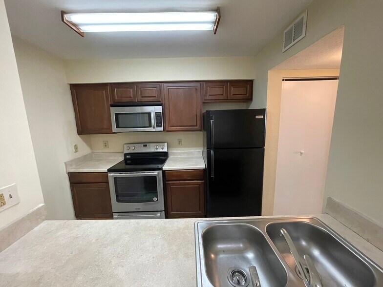Building Photo - 2881 N Oakland Forest Dr