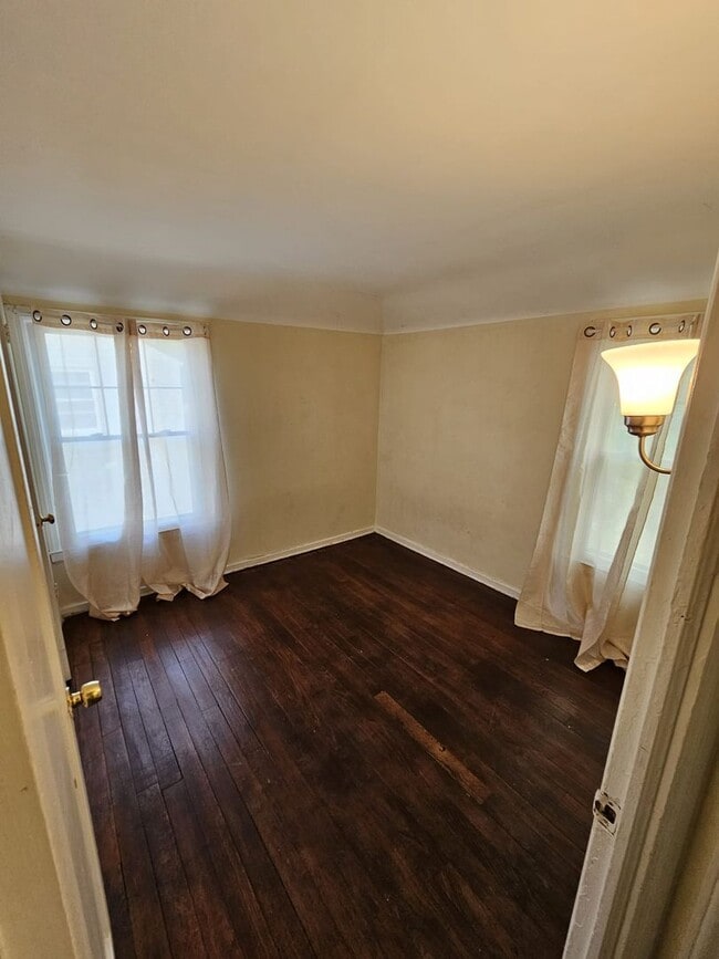 Building Photo - Charming Duplex with Private Entrance