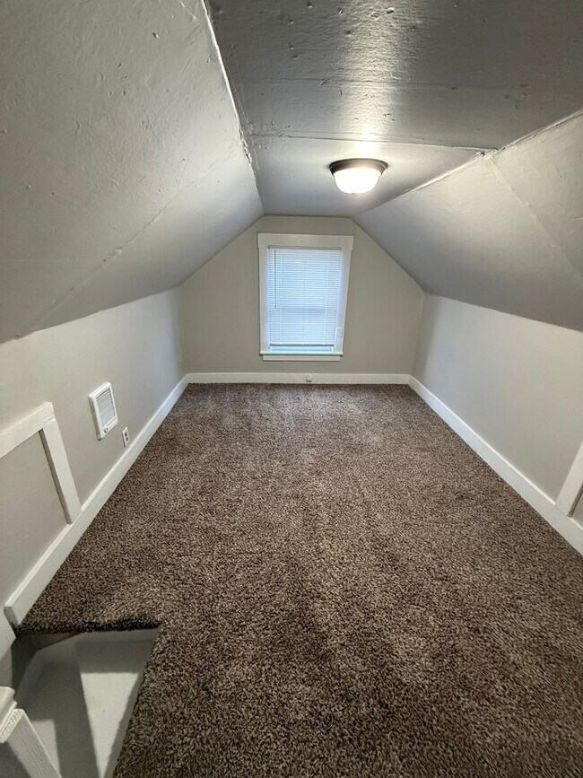 Building Photo - Monroe 1 Bedroom Home