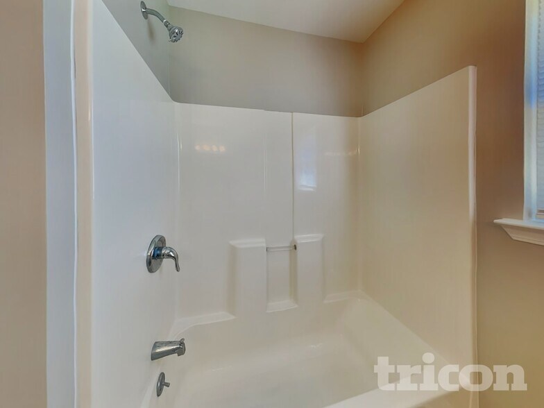 Building Photo - 2010 Beauty St