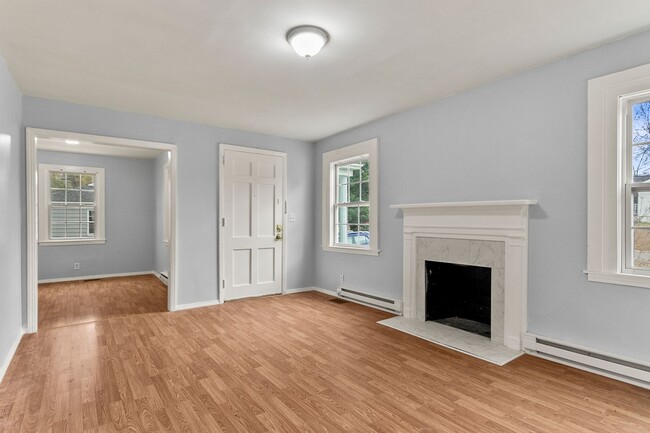 Building Photo - Charming Circlewood Cottage Available NOW!