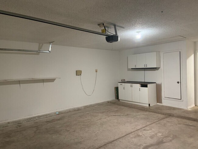 Building Photo - Fantastic House Available June 6th in Fren...