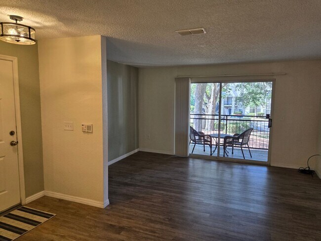 Building Photo - Updated 3BR/3BA condo in Windsor Condomini...