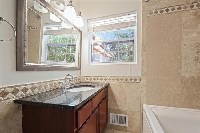 Building Photo - 2311 Robin Ln SE