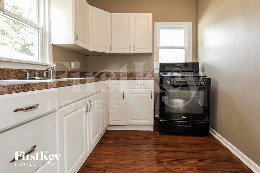 Building Photo - 754 North Ave