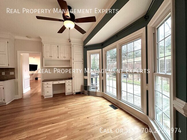 Building Photo - 640 Barington Pl