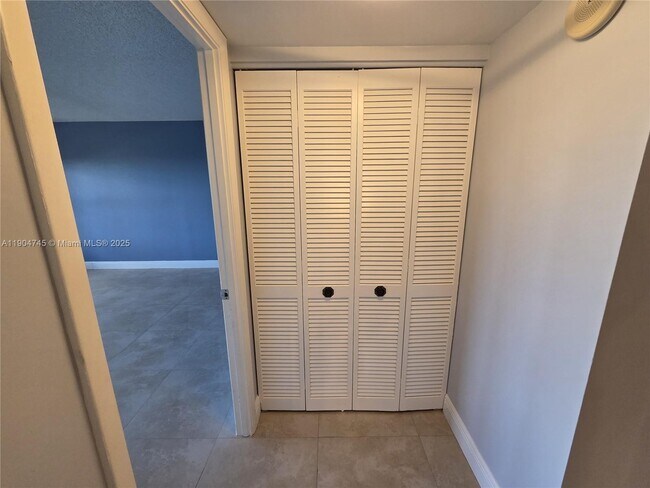 Building Photo - 3200 Port Royale Dr N