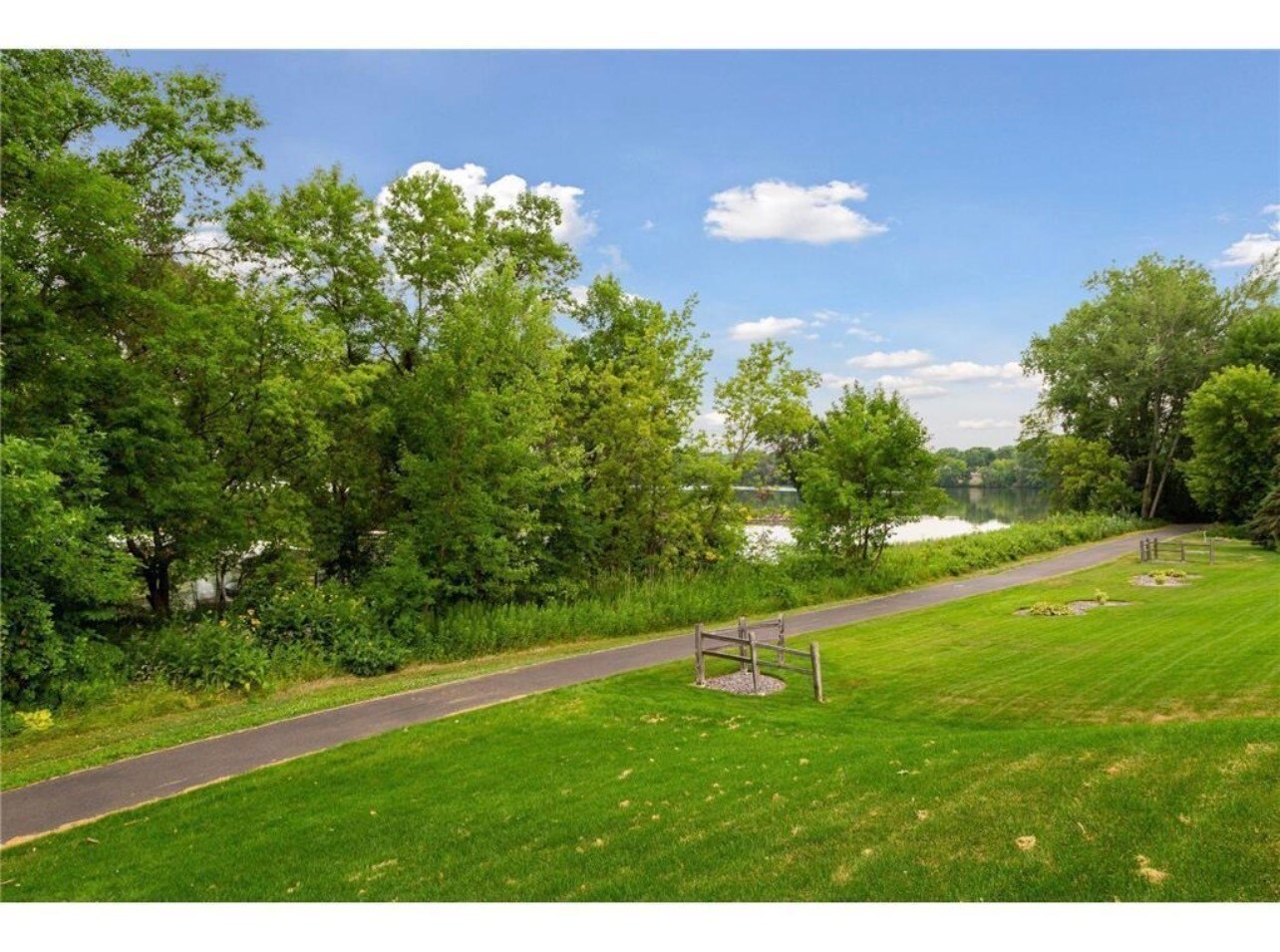 Building Photo - 9240 Chesshire Ln N